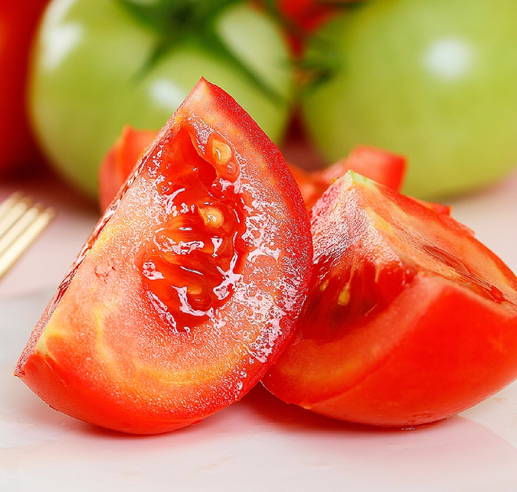 The cut tomatoes are placed on the plate.