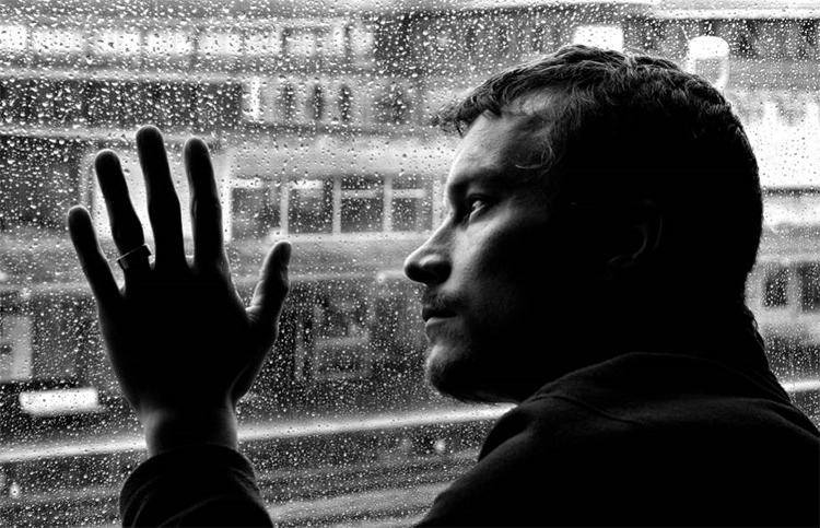 He lay on the window with an expressionless face, looking at the rainy scene on the windowsill