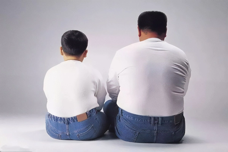 The father and son are facing each other, but it can be seen that they are obese.