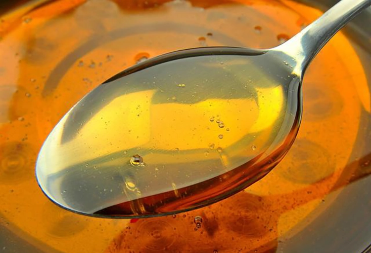 Use a spoon to scoop up a spoonful of oil.