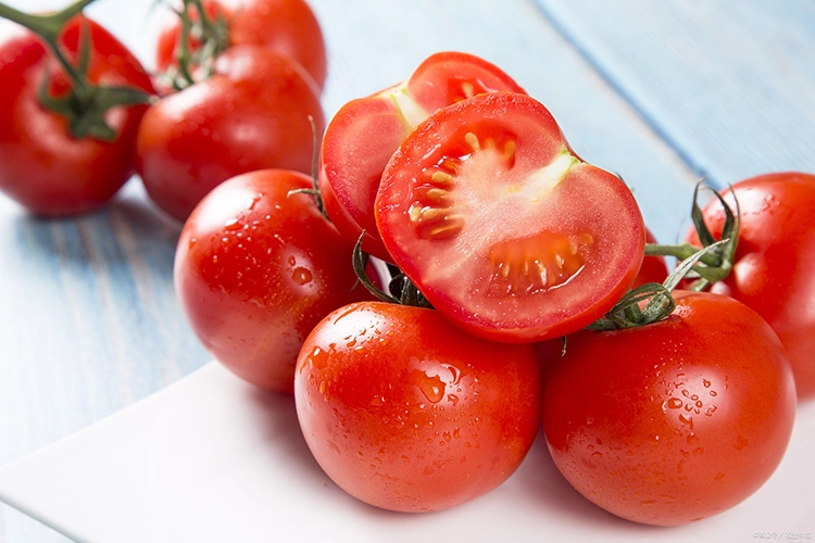 A plate of fresh tomatoes is quietly placed.