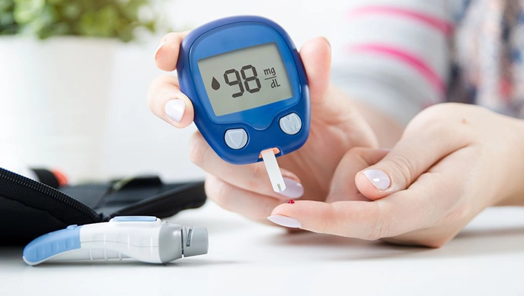 The blood sugar meter showed that her blood sugar index was 98.