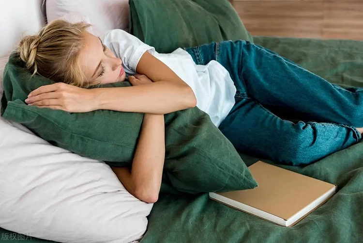 The young woman slept quietly on the sofa.