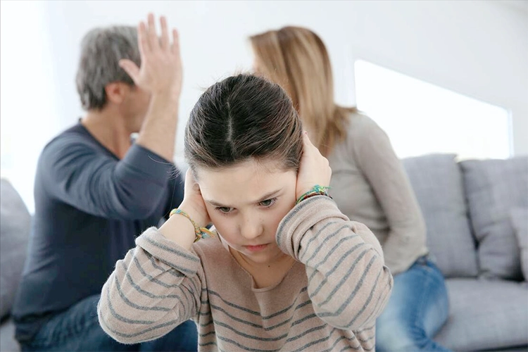 The quarrel between her parents made the girl feel anxious and uneasy.