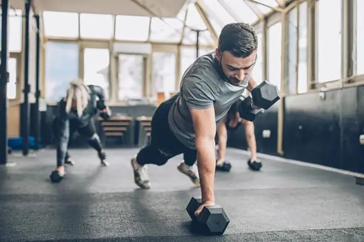 Ils font des exercices couchés