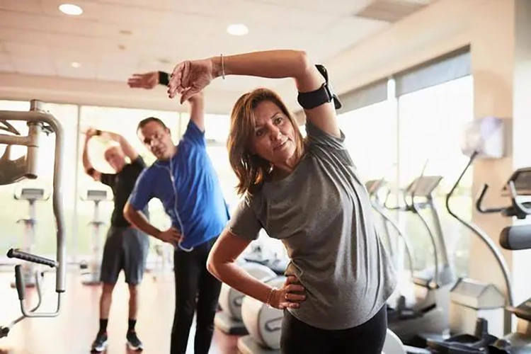 Ils font des exercices d'étirement