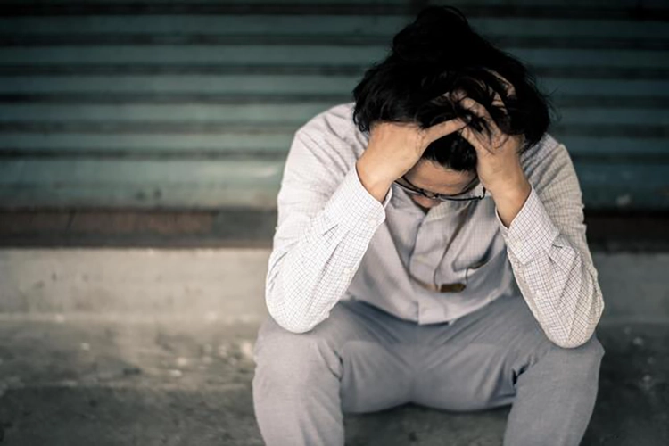 Il s'est assis sur le bord de la route à cause du stress