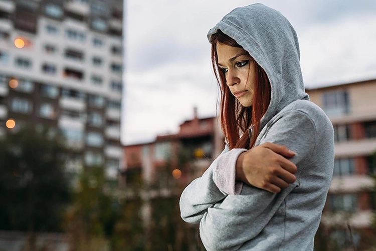 Ze voelt emotionele problemen en omhelst zichzelf stevig