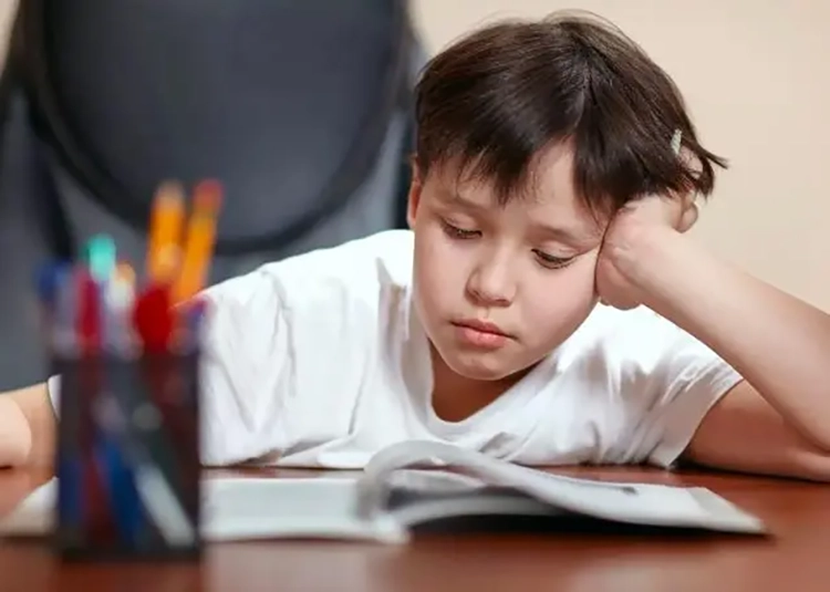 Il bambino con ADHD si addormenta mentre studia