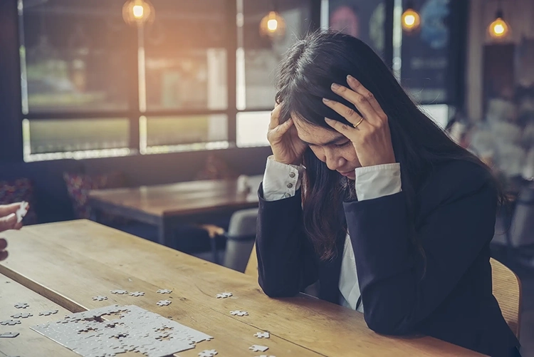 Elle et son amie se sentaient anxieuses lorsqu'elles faisaient un puzzle