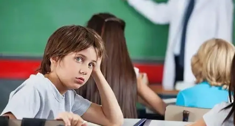 Estaba distraído en la clase de matemáticas debido al TDAH.