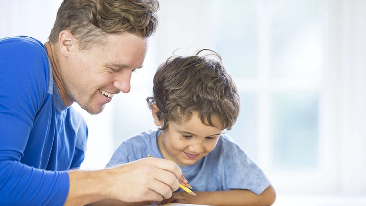 Il padre sta studiando con il bambino con ADHD