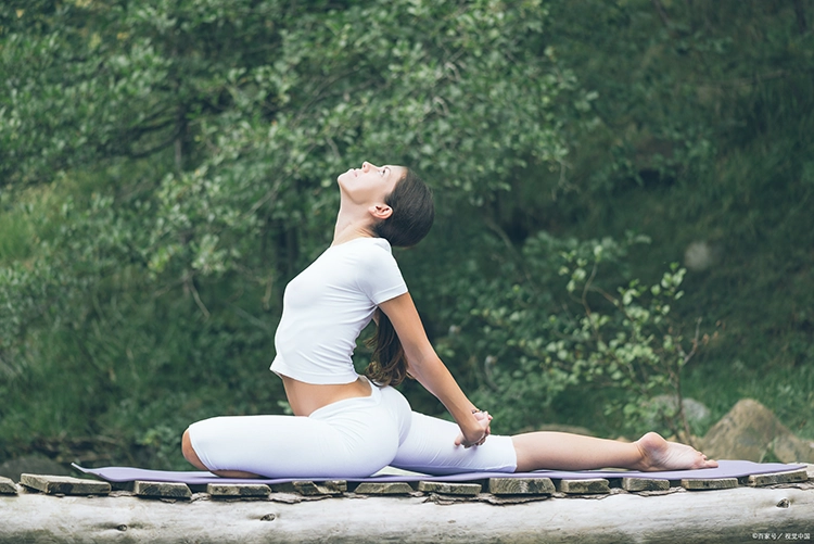 Somatische yoga combineert strekken en ademhalen om spierspanning volledig los te laten