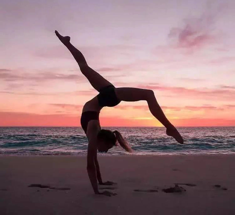 Somatische yoga verbetert de perceptie door niet-lineair denken, en traditionele yoga temt de geest door meditatie en gestructureerde bewegingen