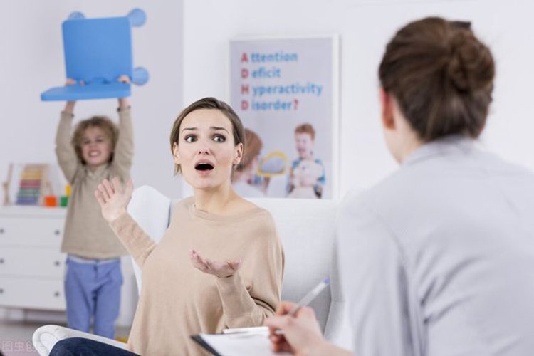 Elle parle au médecin de sa fille atteinte de TDAH