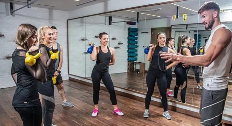 Bir fitness eğitmeni ve beş fitness öğrencisi