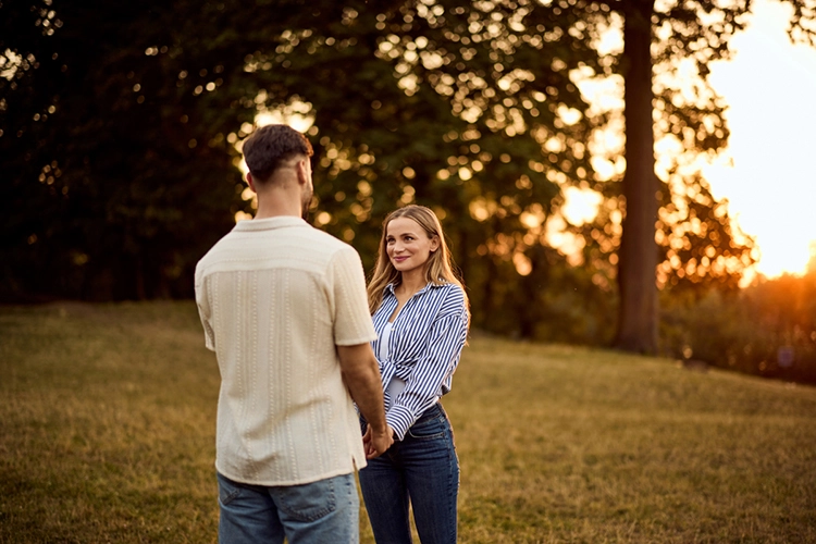 Les couples se tiennent la main et se regardent