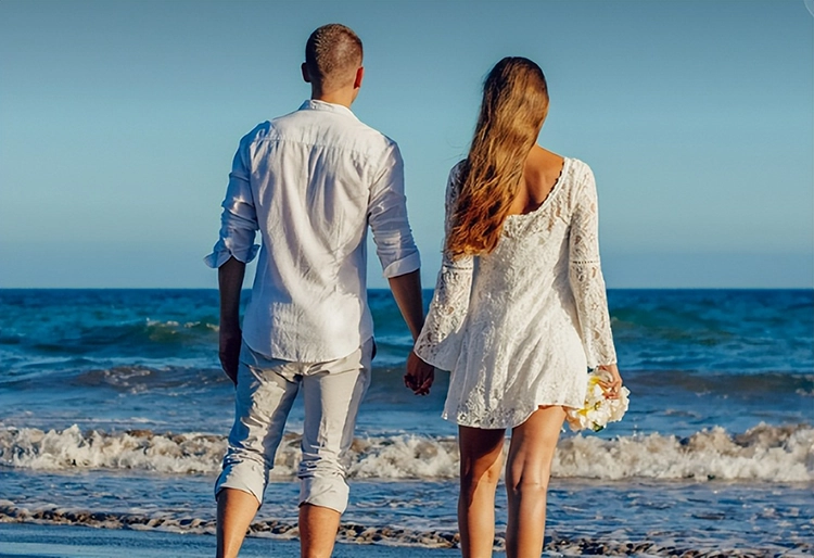 Couples se tenant la main à la plage