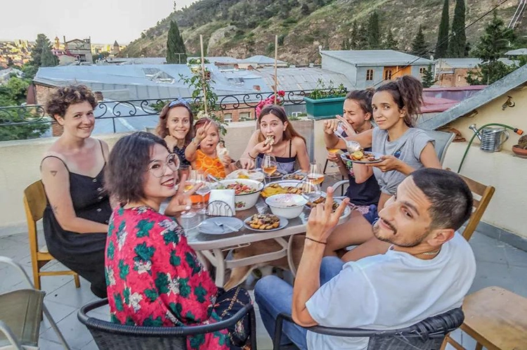 Une photo d'une famille heureuse en train de manger.